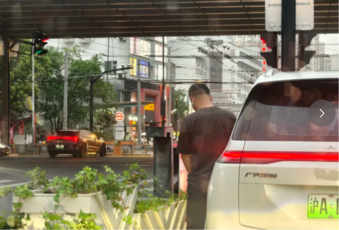 网约车司机当街撒尿被重罚600元:底层劳动者的无奈?(images 1)